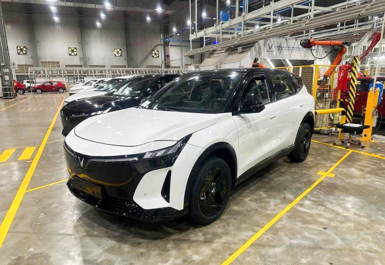 Mẫu xe điện mới được cho là VinFast VF7 nâng cấp xuất hiện tại nhà máy.&nbsp;