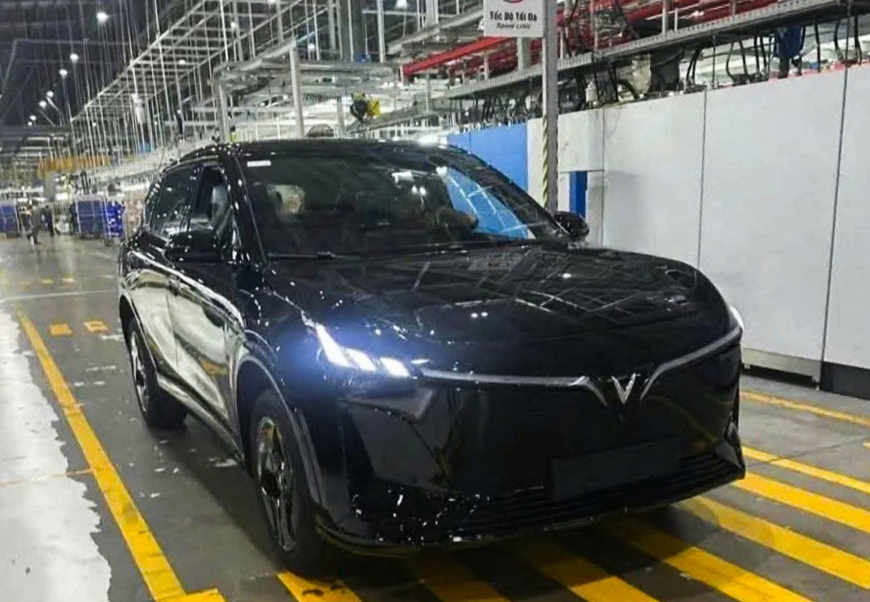 Lộ hình ảnh mới về mẫu xe điện VinFast VF7 bản nâng cấp - 5
