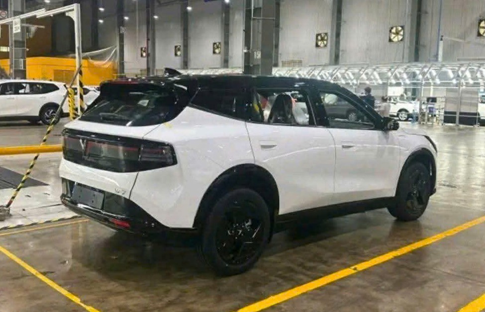 Phần sau được thiết kế mới và có phần rộng hơn so với phiên bản trước.