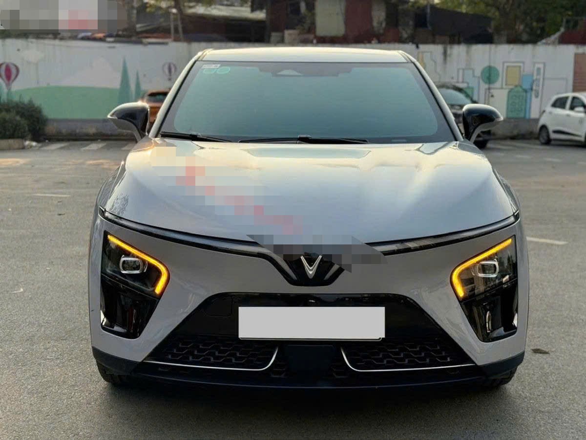 Ảnh thực tế một chiếc Vinfast VF 7 đang được rao bán.
