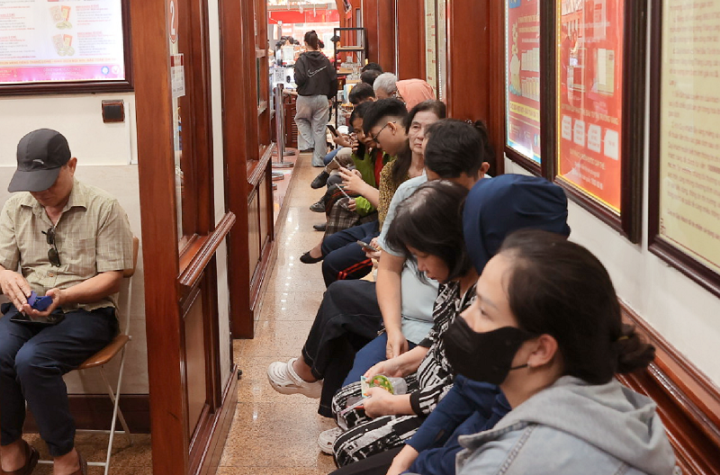 Theo quan sát của phóng viên, người bán ít thì vài chỉ, người bán nhiều lên đến hàng chục lượng vàng.
