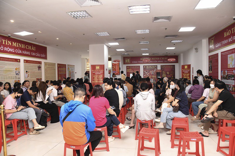 Rất đông người ngồi chờ đến lượt mua bán vàng tại BTMC cơ sở Cầu Giấy sáng 6/4.