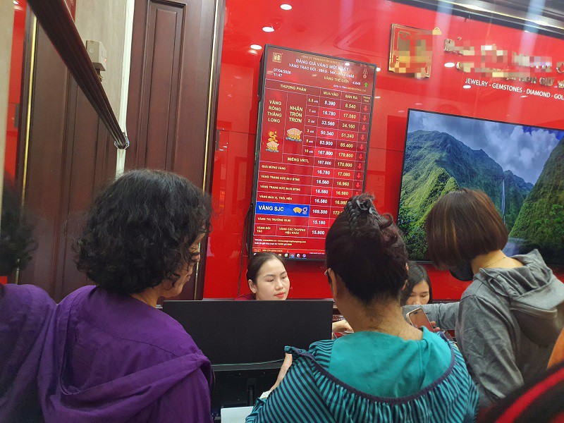 Giá vàng Bảo Tín Minh Châu giảm 300.000 đồng/lượng so với đầu giờ sáng và thấp hơn vàng miếng SJC 1,7 triệu đồng/lượng,