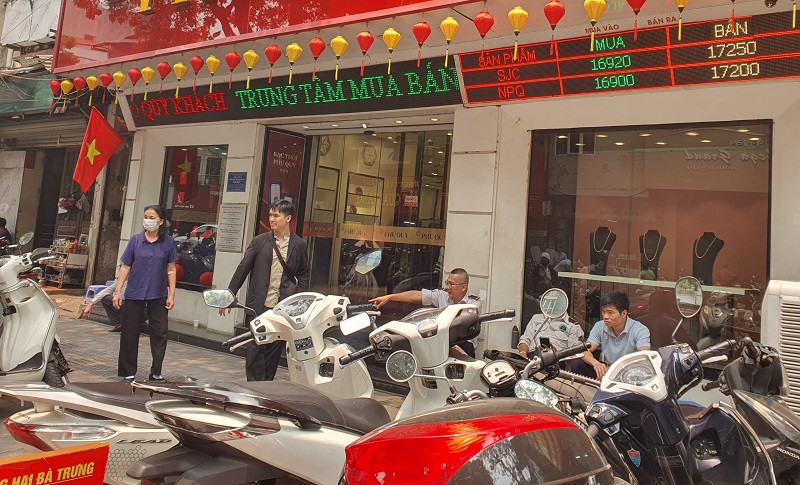 Giá vàng miếng SJC và vàng nhẫn tiếp tục giảm.