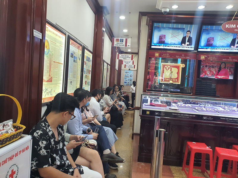 Khu vực dành cho khách đến bán vàng cũng đông không kém.