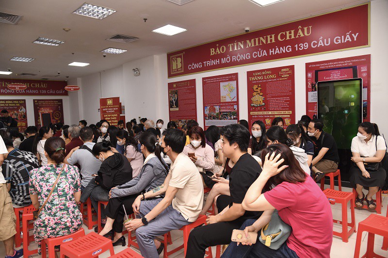 Hàng trăm người xếp hàng chờ mua bán vàng tại cửa hàng Bảo Tín Minh Châu.