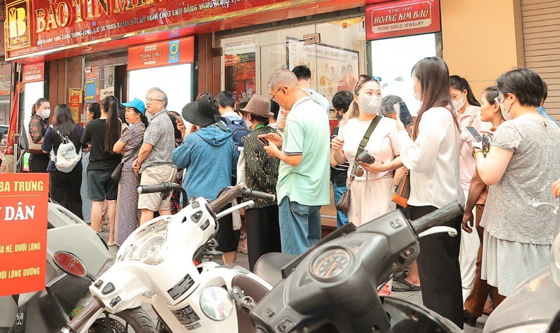 Người dân xếp hàng từ trong quầy ra đến hết vỉa hè chờ mua vàng.