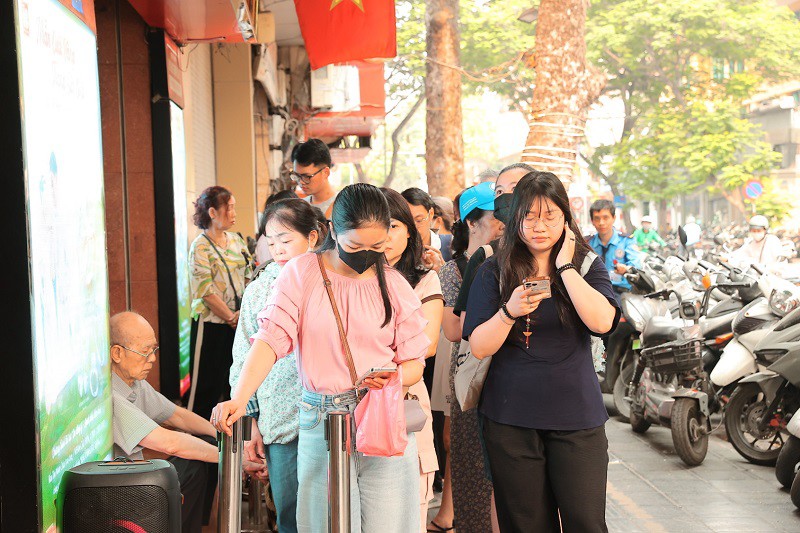 Khách xếp hàng chờ tới lượt.