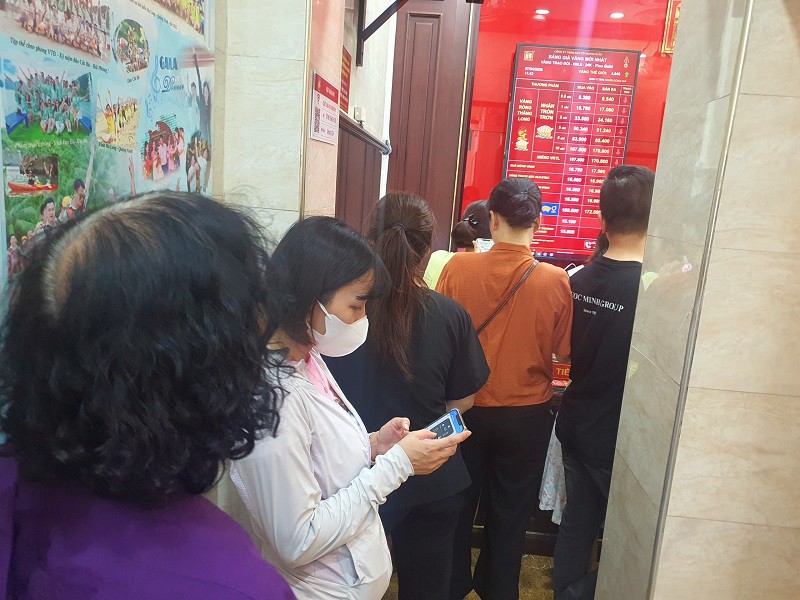 Rất đông người xếp hàng mua vàng.