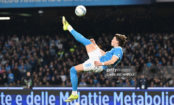 McTominay suýt tạo siêu phẩm&nbsp;ngả bàn đèn