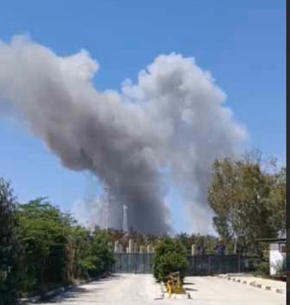 Khói bốc lên từ đảo Kharg, ngày 7/4. Ảnh: Telegram