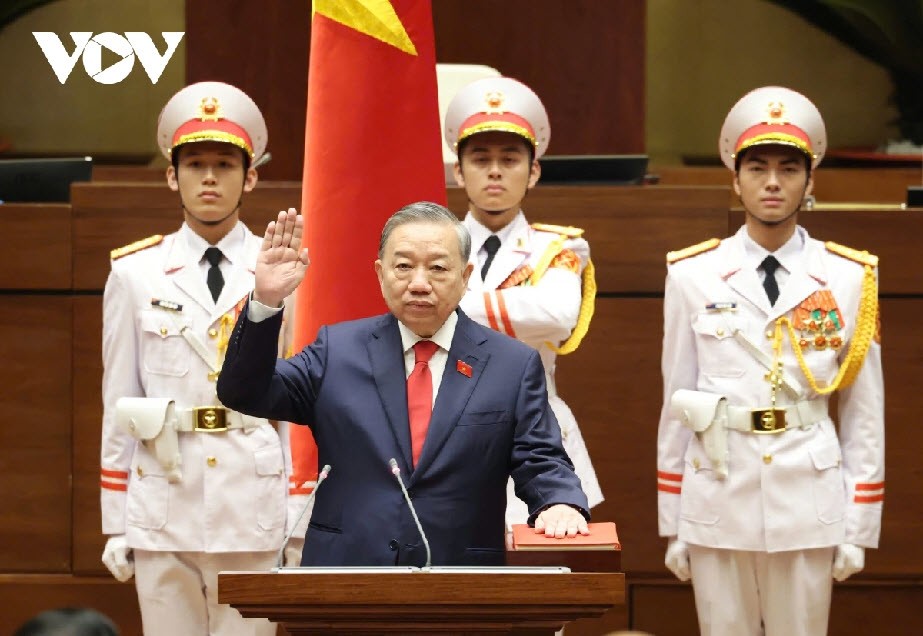 Chủ tịch nước Tô Lâm thực hiện nghi thức tuyên thệ.