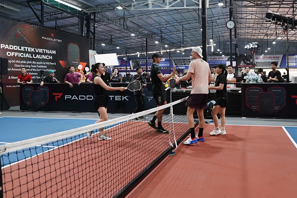 Ca sĩ Phạm Lịch và diễn viên Bảo Thanh đánh giao lưu với Christian Alshon (TOP 4 thế giới) và Riley Newman