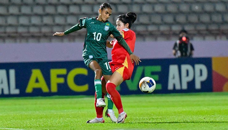 U20 nữ Việt Nam (áo đỏ) thi đấu nỗ lực trước U20 Bangladesh