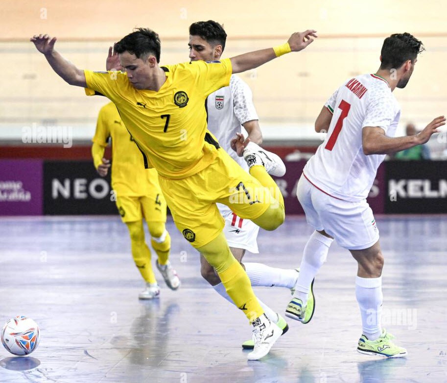 Indonesia (áo trắng) và Malaysia so tài không khoan nhượng