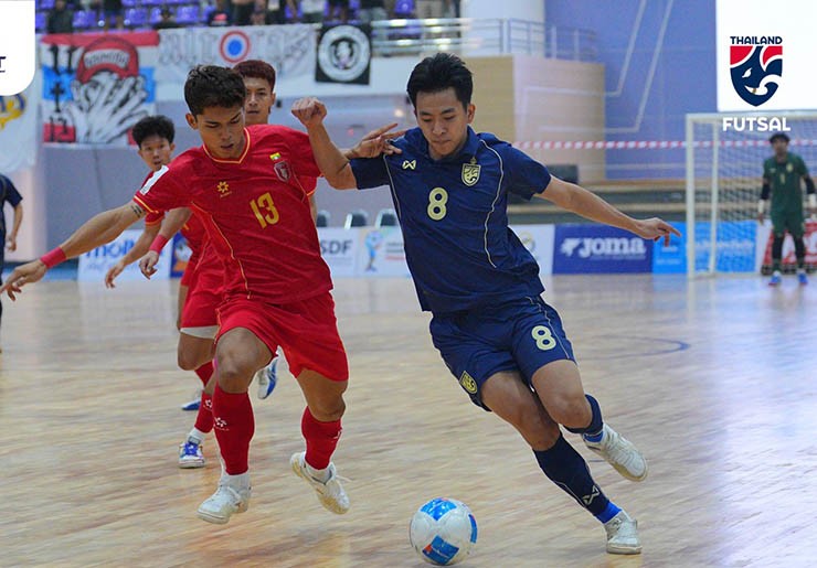 ĐT futsal Thái Lan (áo xanh) gặp không ít khó khăn trước Myanmar