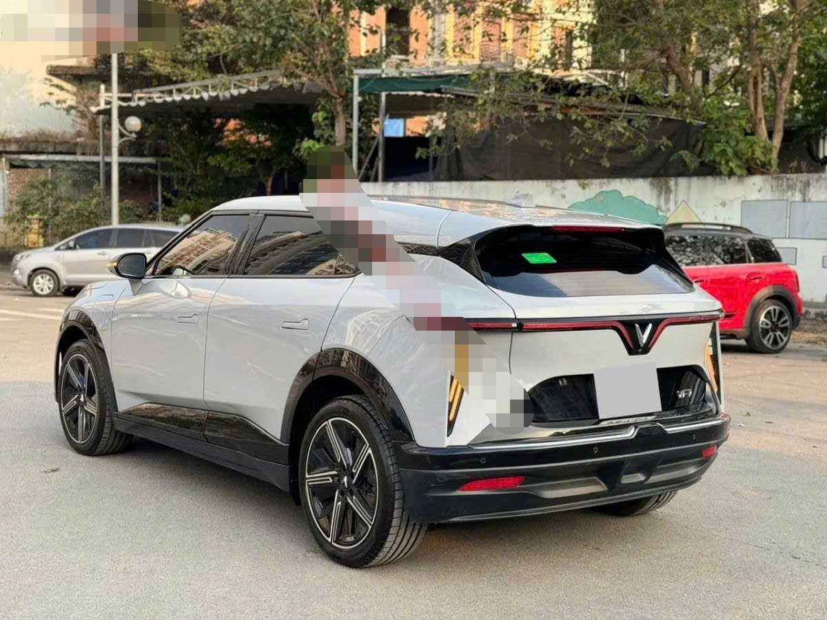 Ảnh thực tế một chiếc Vinfast VF 7 đang được rao bán.
