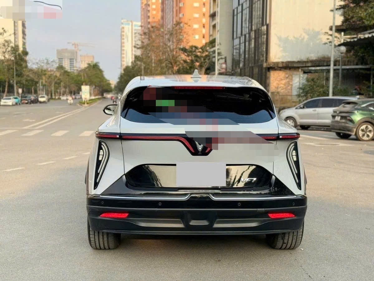 Ảnh thực tế một chiếc Vinfast VF 7 đang được rao bán.