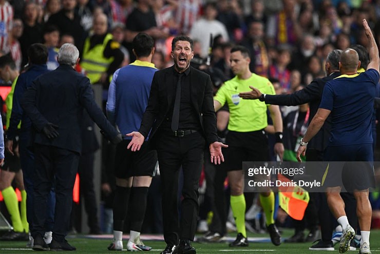 HLV Simeone tìm cách giải mã Barcelona