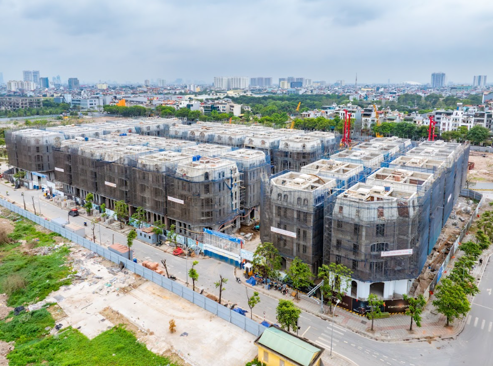 100% dinh thự Noble Palace Long Bien đã cất nóc, đang được thi công hoàn thiện mặt ngoài đồng bộ theo chuẩn kiến trúc châu Âu.