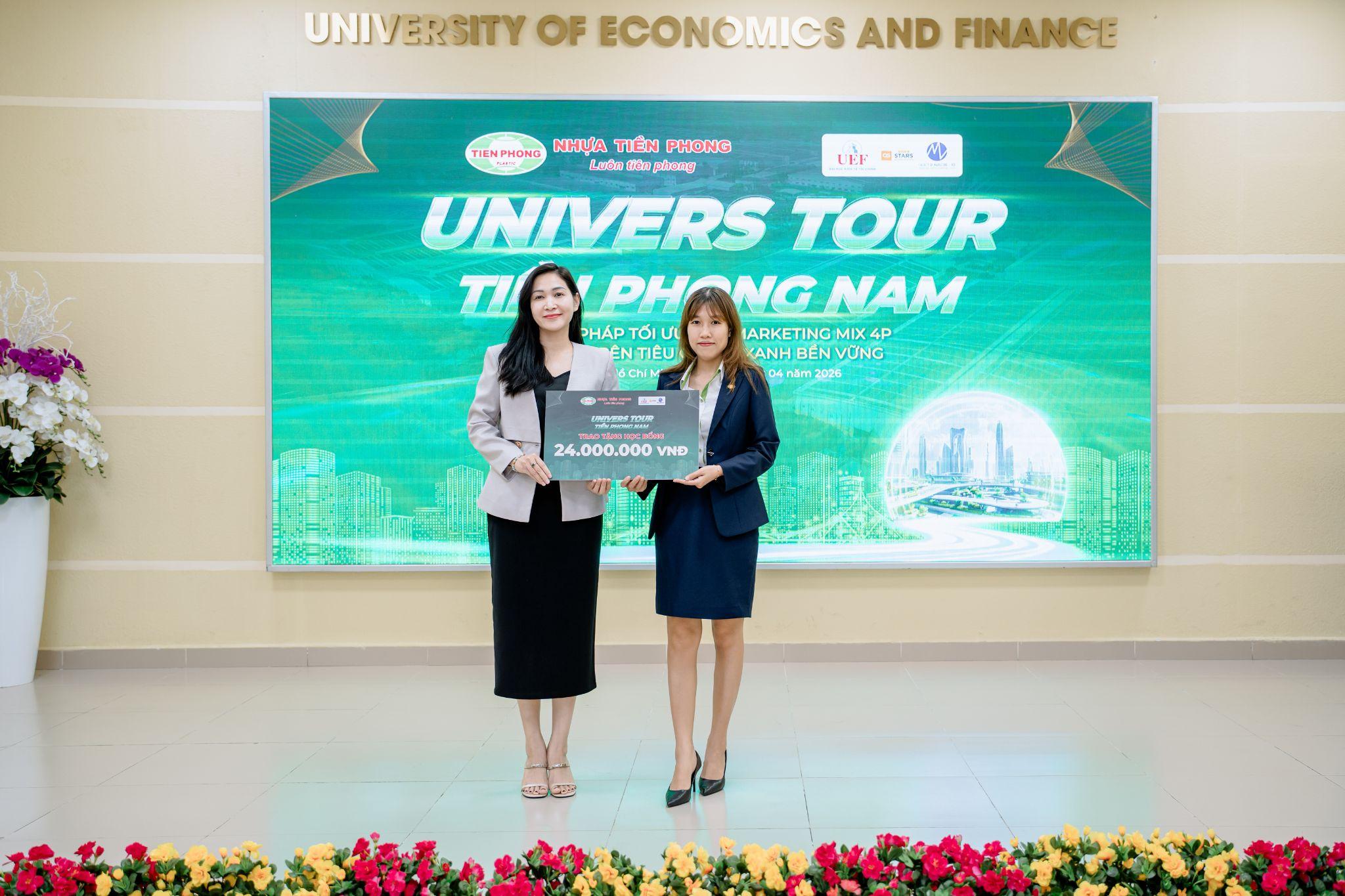 Đại diện Tiền Phong Nam trao tài trợ 24 triệu đồng cho Hội thi “Olympic Nghiên cứu Marketing 2026” của Khoa Marketing UEF.