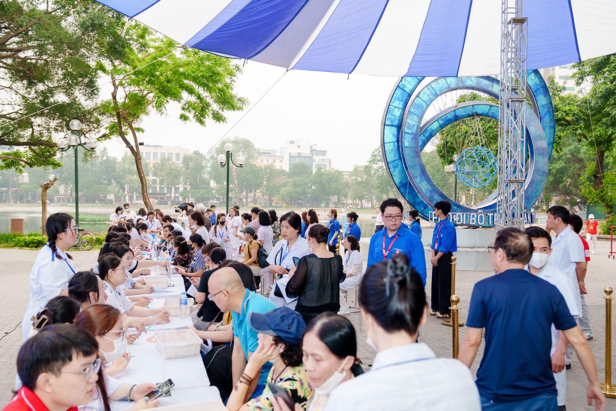 Đau lưng, đau khớp: Cảnh báo từ sự kiện đi bộ gần 10.000 người tham gia tại Hà Nội - 3