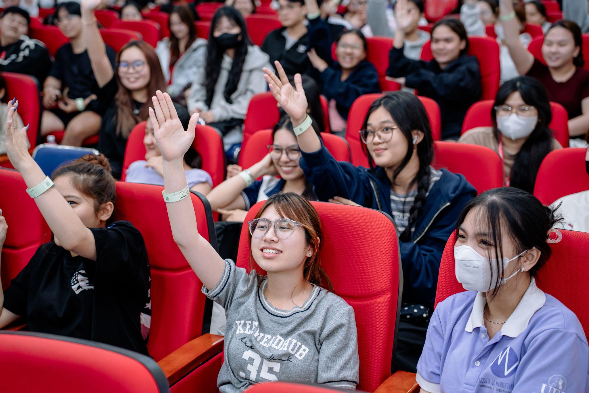 Không khí sôi nổi khi sinh viên tích cực trao đổi và tham gia minigame tại chương trình.