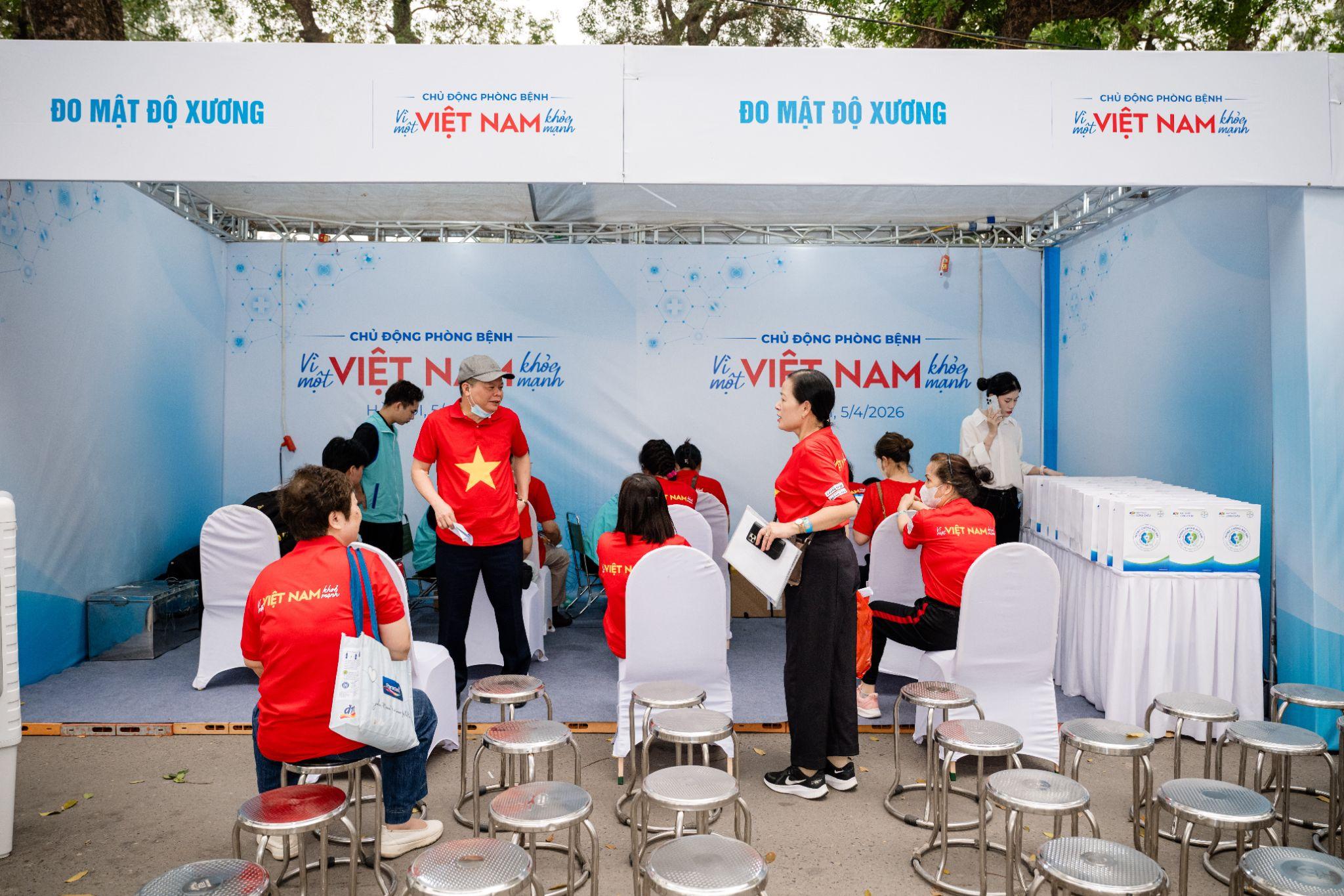 Người dân tham gia được khám sức khỏe miễn phí tại sự kiện