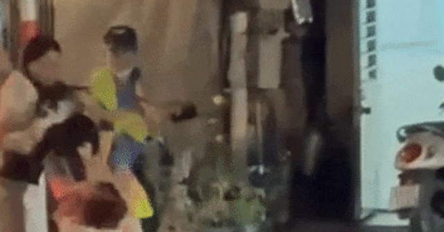 Người phụ nữ vượt rào chắn tàu, hành hung hai nhân viên đường sắt