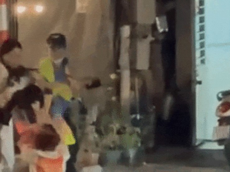 Người phụ nữ vượt rào chắn tàu, hành hung hai nhân viên đường sắt