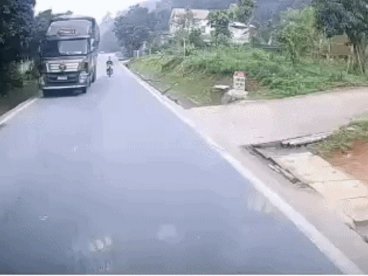 Clip: Điều khiển xe máy lấn làn vượt ẩu, thanh niên 'bỏ' xe máy để thoát thân