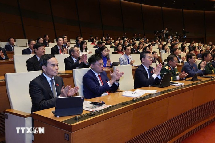 Các đại biểu Quốc hội thông qua Nghị quyết bầu Tổng Bí thư Tô Lâm, đại biểu Quốc hội khóa XVI, giữ chức Chủ tịch nước nhiệm kỳ 2026-2031. Ảnh: TTXVN