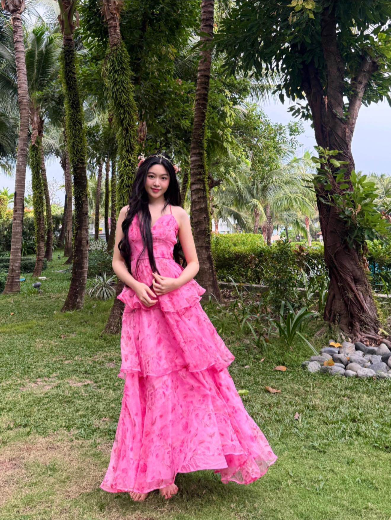 Bên cạnh hình ảnh tuổi 20 rực rỡ của con gái, MC Quyền Linh còn chia sẻ hình ảnh cô bé thuở nhỏ. Lọ Lem ngày càng trưởng thành trong diện mạo và thần thái, song vẫn giữ được nét hồn nhiên. Điều này giúp hình ảnh của cô luôn nhận được thiện cảm từ công chúng.