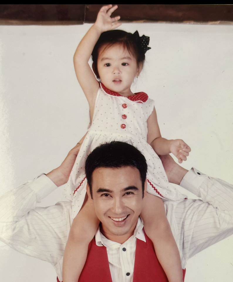 Bên cạnh hình ảnh tuổi 20 rực rỡ của con gái, MC Quyền Linh còn chia sẻ hình ảnh cô bé thuở nhỏ. Lọ Lem ngày càng trưởng thành trong diện mạo và thần thái, song vẫn giữ được nét hồn nhiên. Điều này giúp hình ảnh của cô luôn nhận được thiện cảm từ công chúng.