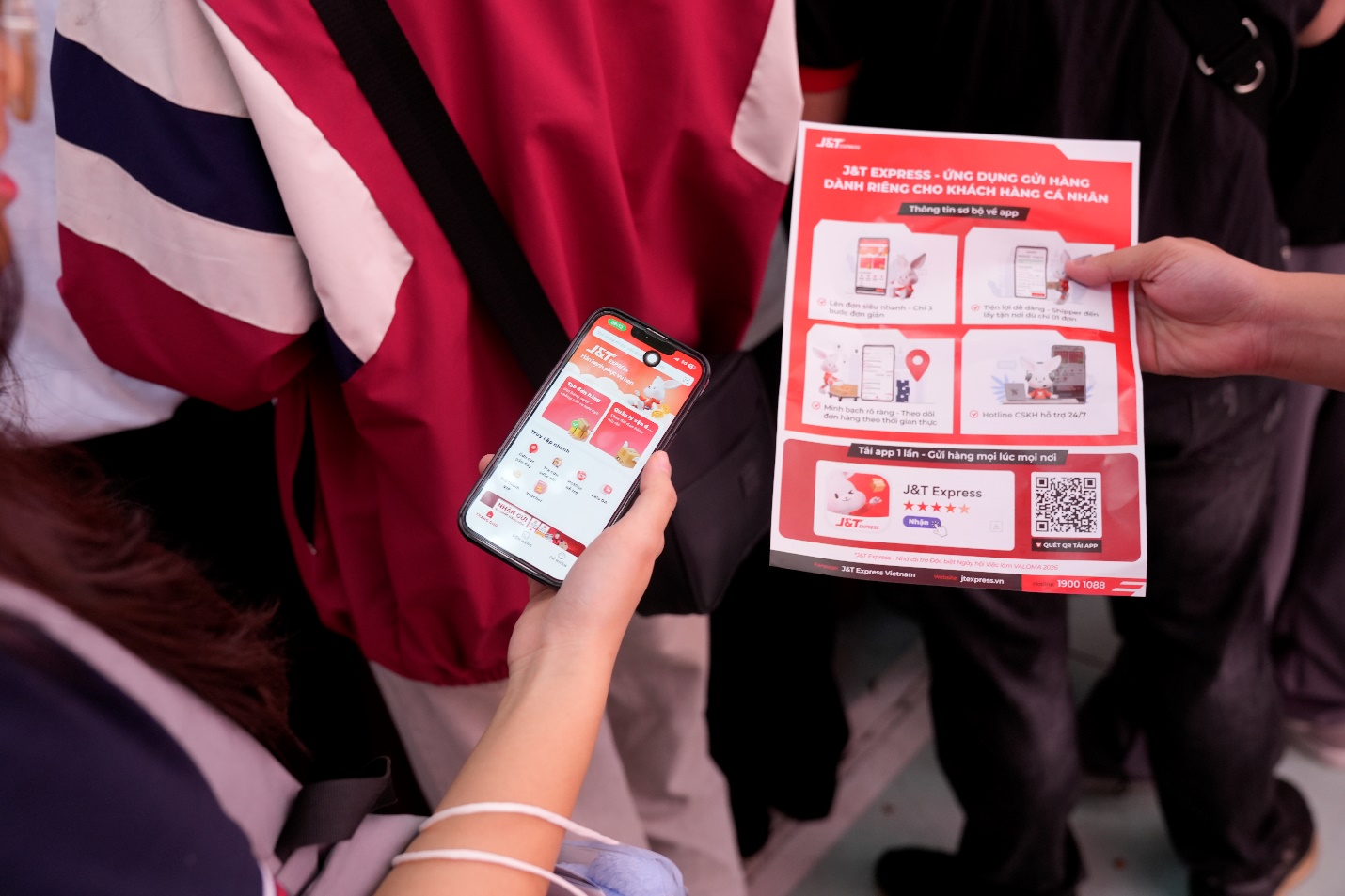 Người dùng trải nghiệm dịch vụ gửi hàng cá nhân tại một sự kiện tại Hà Nội.