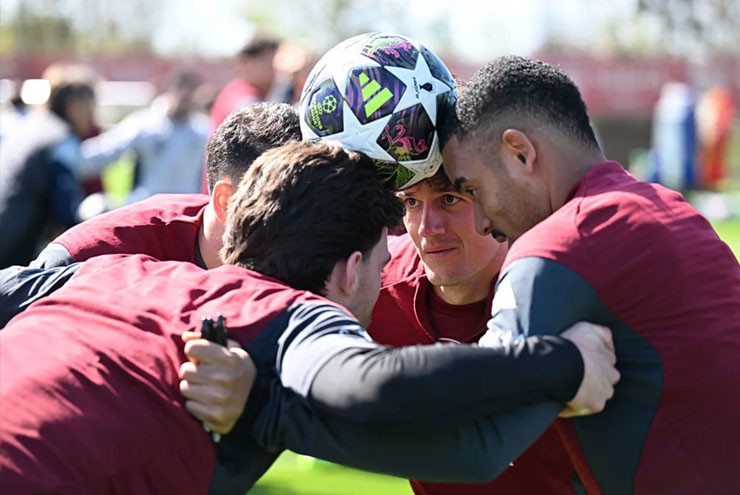 Các cầu thủ Arsenal tỏ ra thích thú với bài tập của HLV Arteta