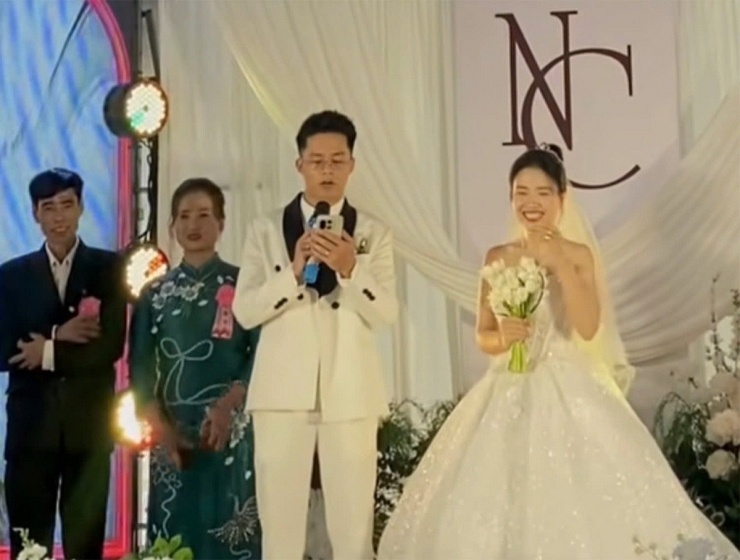 Cô dâu cũng bật cười trước màn phát biểu của chú rể người Trung Quốc. Ảnh: Cắt từ clip