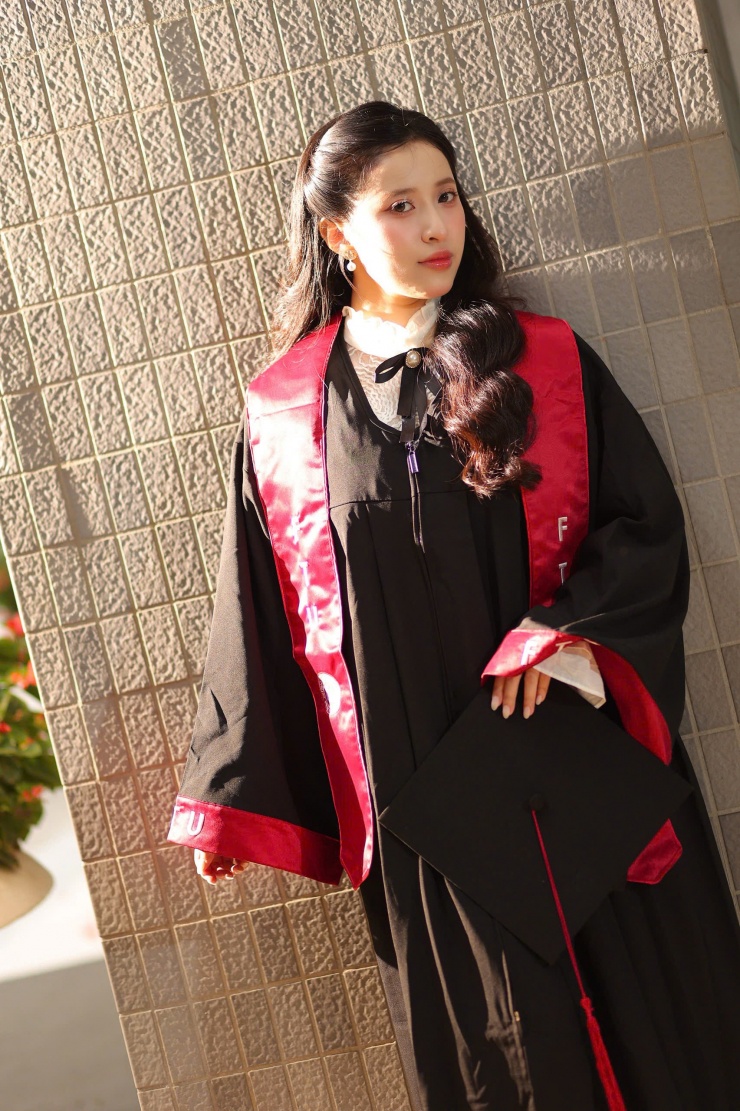 Đặng Thị Khánh Linh (sinh viên lớp Anh 03-K61, chuyên ngành Kinh tế đối ngoại) tốt nghiệp sớm loại Xuất sắc của Trường ĐH Ngoại thương.