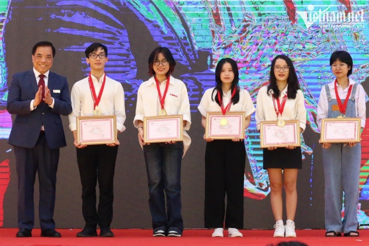 Đặng Thị Khánh Linh (thứ ba từ phải sang) và Vũ Thị Thi (bìa phải) trong ngày nhận giấy khen cho các thủ khoa toàn quốc trở thành tân sinh viên của trường năm 2022. Ảnh: Thanh Hùng