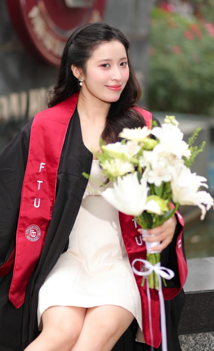 Khánh Linh từng là thủ khoa khối D01 toàn quốc năm 2022.