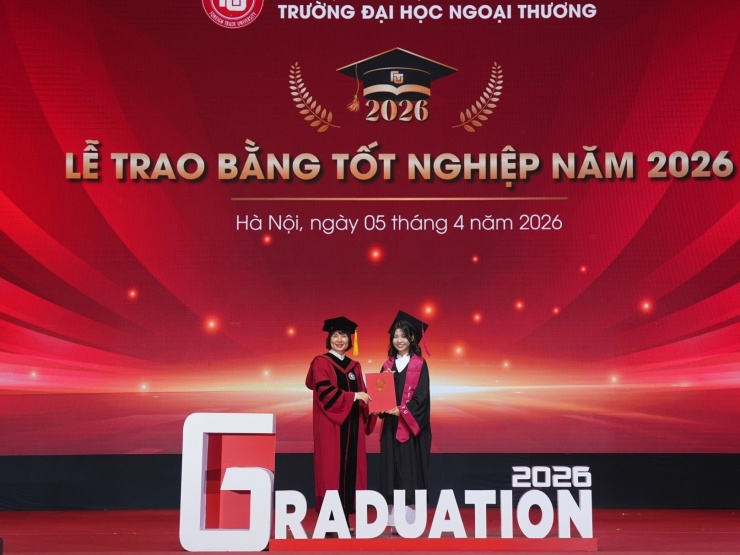 Vũ Thị Thi nhận bằng tốt nghiệp loại Xuất sắc từ PGS.TS Phạm Thu Hương, Hiệu trưởng Trường ĐH Ngoại thương.