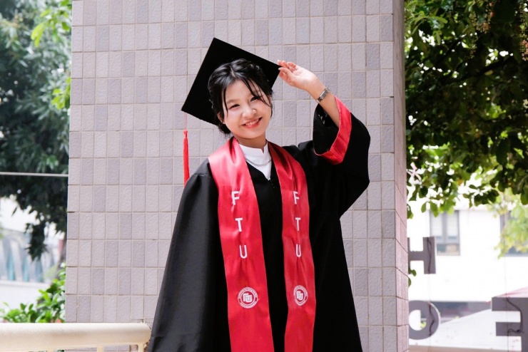  Vũ Thị Thi (sinh viên lớp Trung 03-K61, chuyên ngành Tiếng Trung thương mại) đạt điểm trung bình chung tích lũy 3,86/4 và tốt nghiệp sớm loại Xuất sắc của Trường ĐH Ngoại thương.