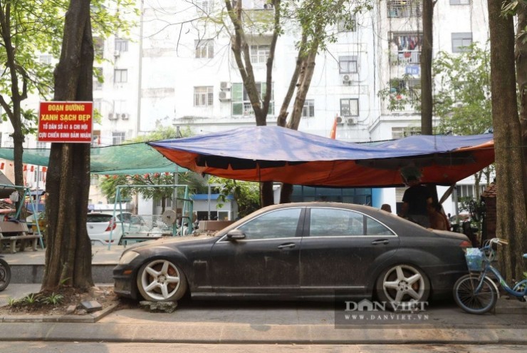 Xe Mercedes S63 AMG từng có giá 500 cây vàng nằm phủ bụi trên vỉa hè Hà Nội