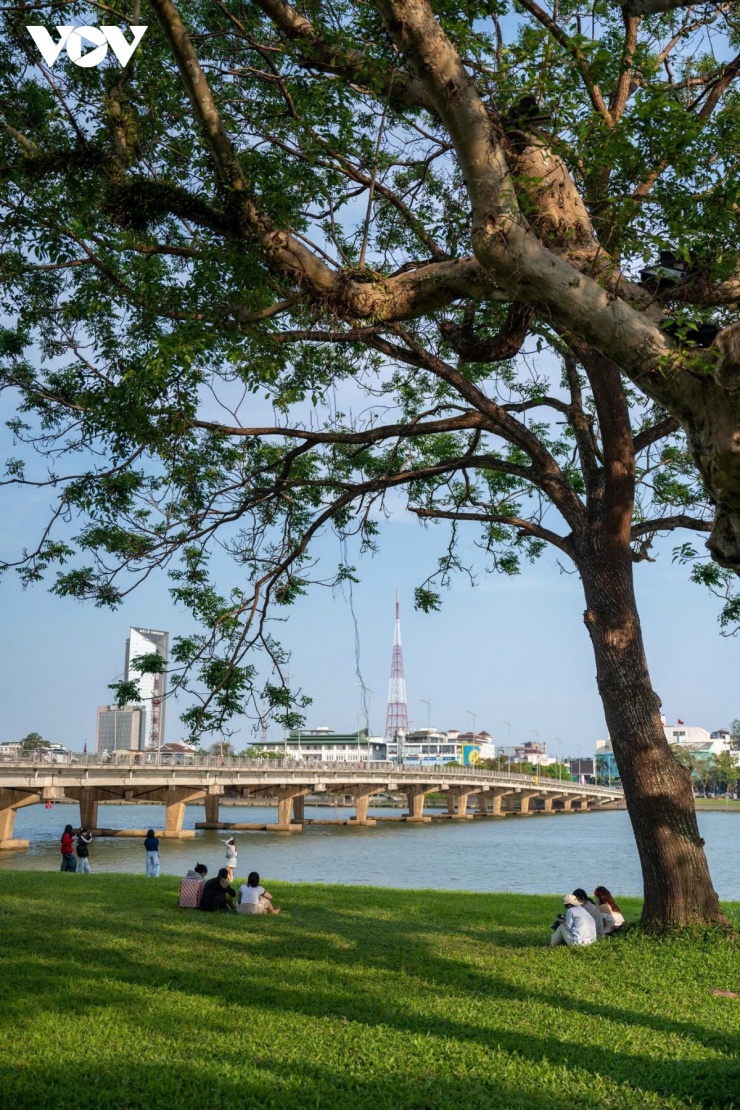 Huế đang bước vào thời điểm giao mùa dễ chịu, khi cái se lạnh của mùa đông đã khép lại, còn nắng hè vẫn chưa kịp gay gắt. Không khí mát mẻ, trong lành, bầu trời trong xanh và những làn gió nhẹ từ sông Hương thổi qua đủ để làm dịu đi mọi vội vã.