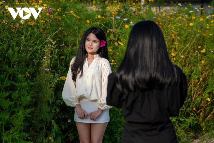 Không chỉ hấp dẫn bởi khí hậu, Huế mùa này còn khiến du khách say lòng bởi sự chuyển mình nhẹ nhàng của thiên nhiên.