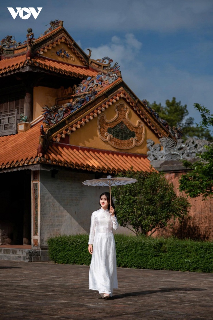 Những tà áo dài thướt tha, những bộ trang phục truyền thống được nhiều du khách lựa chọn để chụp ảnh, càng làm tăng thêm vẻ đẹp duyên dáng, cổ kính của không gian nơi đây.