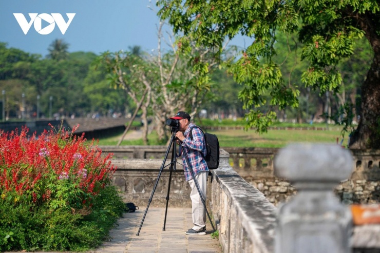 Thời điểm này, các địa điểm tại Huế thu hút nhiều nhiếp ảnh gia. Từ những góc chụp quen thuộc bên sông Hương đến các không gian di sản, mỗi khung hình đều chứa đựng một câu chuyện, một cảm xúc và một góc nhìn mới mẻ về Huế.