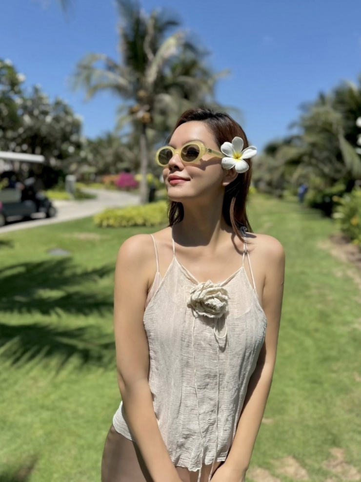 Ảnh sao 8/4: Thanh Mai thăm biệt thự 1.000 m2 của Giáng My - 3