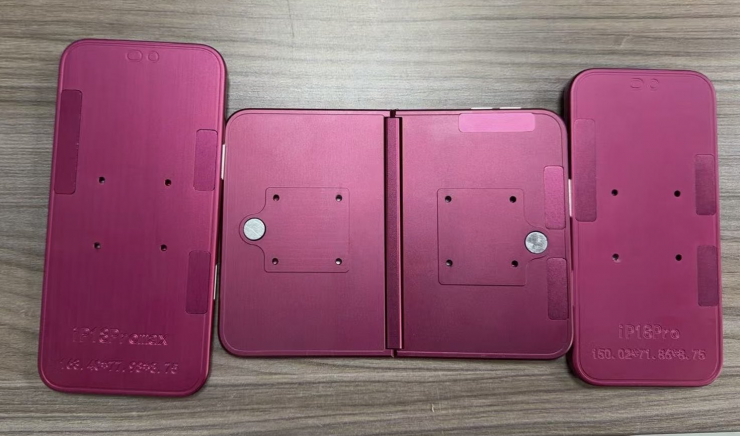 Ảnh mô hình iPhone Fold cùng bộ đôi iPhone 18 Pro và iPhone 18 Pro Max mặt sau. Ảnh: Sonny Dickson