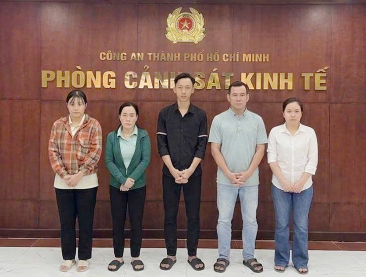 Các đối tượng bị bắt giữ, trong đó, Kiều Hoàng Nhã (Giám đốc Công ty TNHH sản xuất dược - mỹ phẩm Hikachi - thứ&nbsp;4 từ trái qua) và Lâm Thị Kim Nương (ngoài cùng bên phải). Ảnh: CA